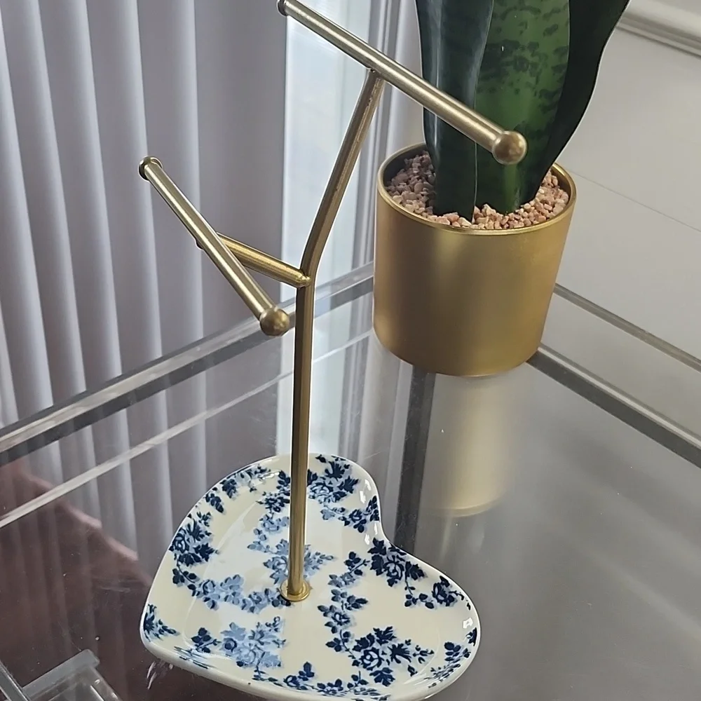 Gold Jewelry Stand with Floral Heart Dish, NWT 🎉💙🤍💛